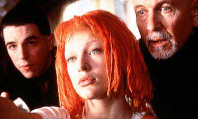 Nahaufnahme: Leeloo (Milla Jovovich) im Vordergrund mit roten Haaren und grünen Augen.