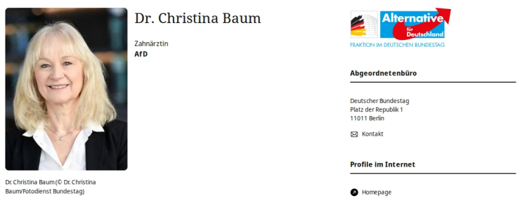 Die hellblonde AfD-Politikerin trägt eine weiße Bluse und einen dunklen Blazer.
