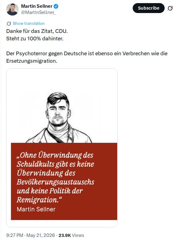 Zitat weiß auf Rot: „Ohne Überwindung des Schuldkults gibt es keine Überwindung des Bevölkerungsaustauschs und keine Politik der Remigration - Martin Sellner“. Darüber eine Schwarzweiß-Zeichnung von Sellners Oberkörper.