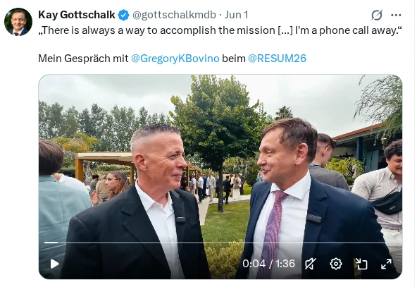 Screenshot des X-Postings mit Standbild: links Bovino, rechts Gottschalk im Freien in einem Garten oder Park, im Hintergrund zahlreiche andere Menschen.